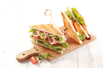 Club-Sandwich auf Holzbrett