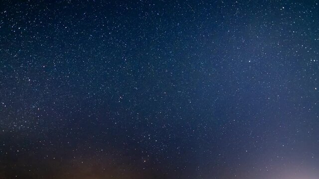 タイムラプス　山から昇る天の川　星空の動き　4月