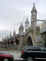 Obraz premium Eine Eisenbahnbrücke vor dem Bahnhof in Antwerpen.