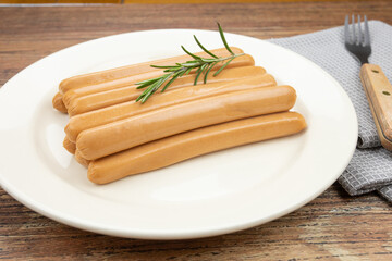 plusieurs saucisses de Francfort dans une assiette	