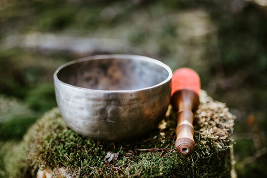 Klangschale im Wald