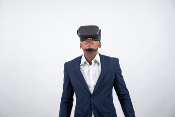 Obraz na płótnie Canvas young nigerian business man wearing a virtual reality headset