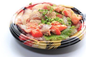 新鮮な魚をご飯に乗せた海鮮丼,リュウキュウ弁当