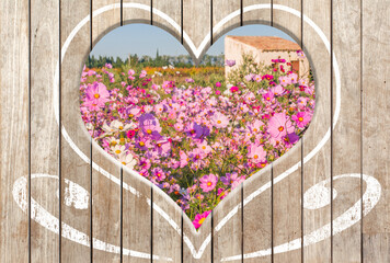 Coeur romantique, ouverture dans panneau de bois 