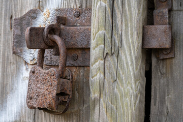 altes defektes verrostetes Vorhängeschloss