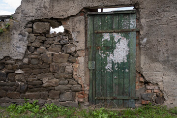 Defekte Mauer mit defekter Tür