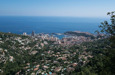 Principauté  de Monaco vue du village de La Turbie dans les Alpes-Maritimes, France.