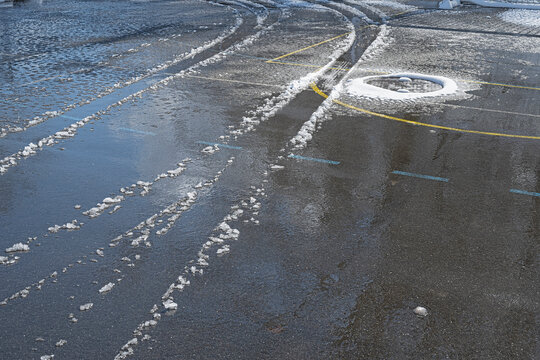 Autosspur in schmelzendem Schnee, Stans, Kanton Nidwalden, Schweiz
