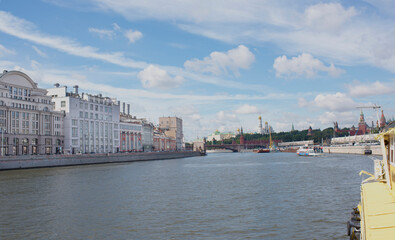 Obraz premium View of the Kremlin from the boat