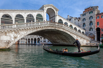 Fototapeta na wymiar Gondeln in Venedig mit Rialto Brücke