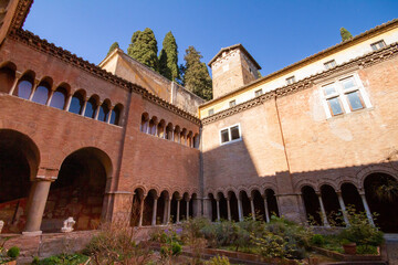 Obraz premium The European garden inside the cloister of the Basilica of San Lorenzo,with long corridor built in the 12th century,The environment is relaxing , peaceful and pleasant to live.