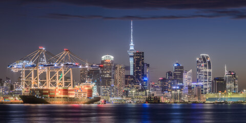 Obraz premium A image of Auckland City taken during blue hour from Devonport.