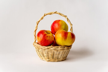 apples in a fruit basket