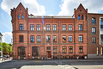 Fototapeta premium tall red brick building with restaurant