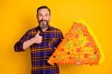 Obraz premium Photo portrait of happy smiling man showing like sign big pizza paper collage cheerful isolated on vibrant yellow color background