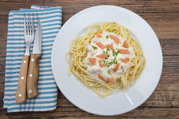 assiette de spaghettis au saumon fumé