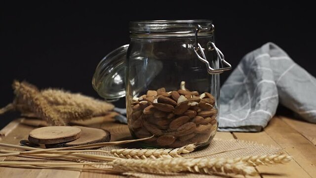 Stop-motion tarro llenado de almendras