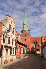 Fototapeta na wymiar Ostseebad Travemünde; Romantischer Altstadtwinkel mit St.-Lorenz-Kirche