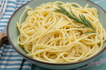 plat de pâtes au beurre sur une table