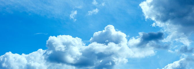 Wolkenpanorama mit Gewitterwolken