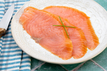 assiette de tranches de saumon fumé sur une table