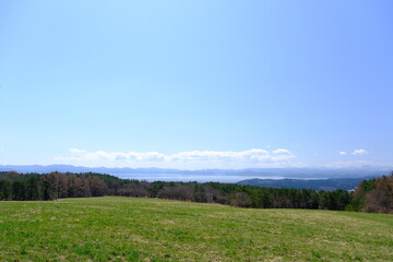 Fototapeta premium 晴天の空が広がる猪苗代湖