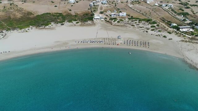 Plage de Magganari sur l'&icirc;le d'Ios dans les Cyclades en Gr&egrave;ce vue du ciel