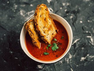 Zupa krem pomidorowa z grzankami - obrazy, fototapety, plakaty