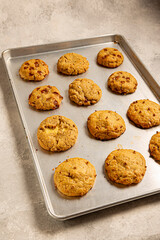 plano general de galletas con chispas de chocolate sobre bandeja de metal