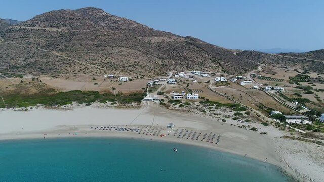 Plage de Magganari sur l'&icirc;le d'Ios dans les Cyclades en Gr&egrave;ce vue du ciel