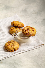 plano general de galleta con chispas de chocolate sobre vaso de leche