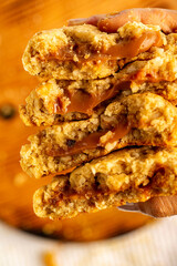 plano detallado de gallestas rellenas de chocolate apiladas