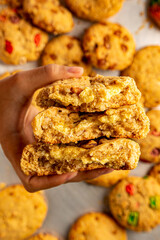 mano sosteniendo galletas con chispas de chocolate