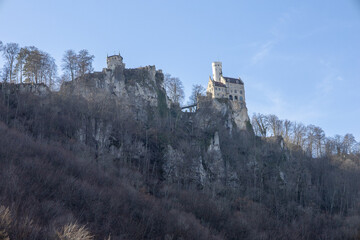 Ausblick auf ein Schloss auf einem berg