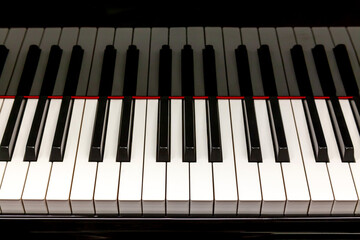 Gros plan sur les touches noires et blanches d'un clavier de piano noir 