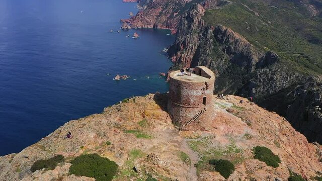 La tour g&eacute;noise du Capu Rossu (Capo Rosso) devant la M&eacute;diterran&eacute;e, en Corse