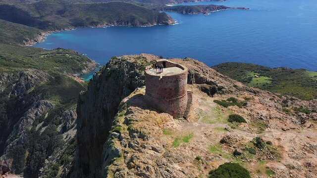 La tour g&eacute;noise du Capo Rosso (Capu Rossu) devant la M&eacute;diterran&eacute;e, en Corse