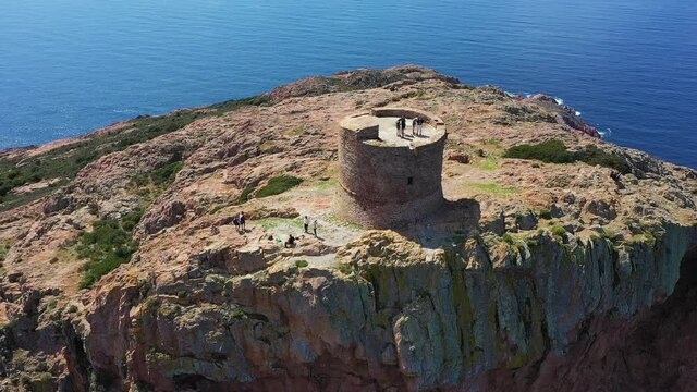Vue a&eacute;rienne de la tour g&eacute;noise du Capu Rossu (Capo Rosso) devant la M&eacute;diterran&eacute;e, en Corse