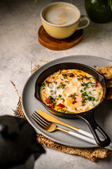 huevos mediterraneos en sarten sobre bandeja