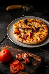 pizza de tocino y pesto 