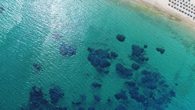 Mylopotas sur l'&icirc;le d'Ios dans les Cyclades en Gr&egrave;ce vue du ciel
