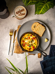 huevos mediterraneos en sarten sobre bandeja