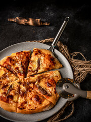 pizza con jam&oacute;n y queso