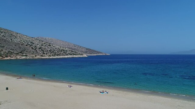 Mylopotas sur l'&icirc;le d'Ios dans les Cyclades en Gr&egrave;ce vue du ciel