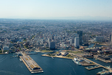 横浜港大さん橋から赤レンガ倉庫や新港方向を空撮
