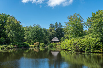 Obraz premium Lake with pavilion in landscape garden and castle park Lütetsburg