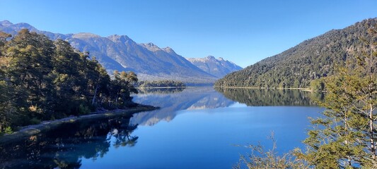 Fototapeta na wymiar Lago Espejo Bariloche 