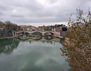 romantica vista panoramica di un ponte sul fiume a roma