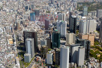 西新宿の高層ビル群を空撮