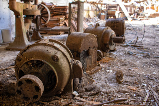 Alte Maschinen in einer verlassenen Fabrik 